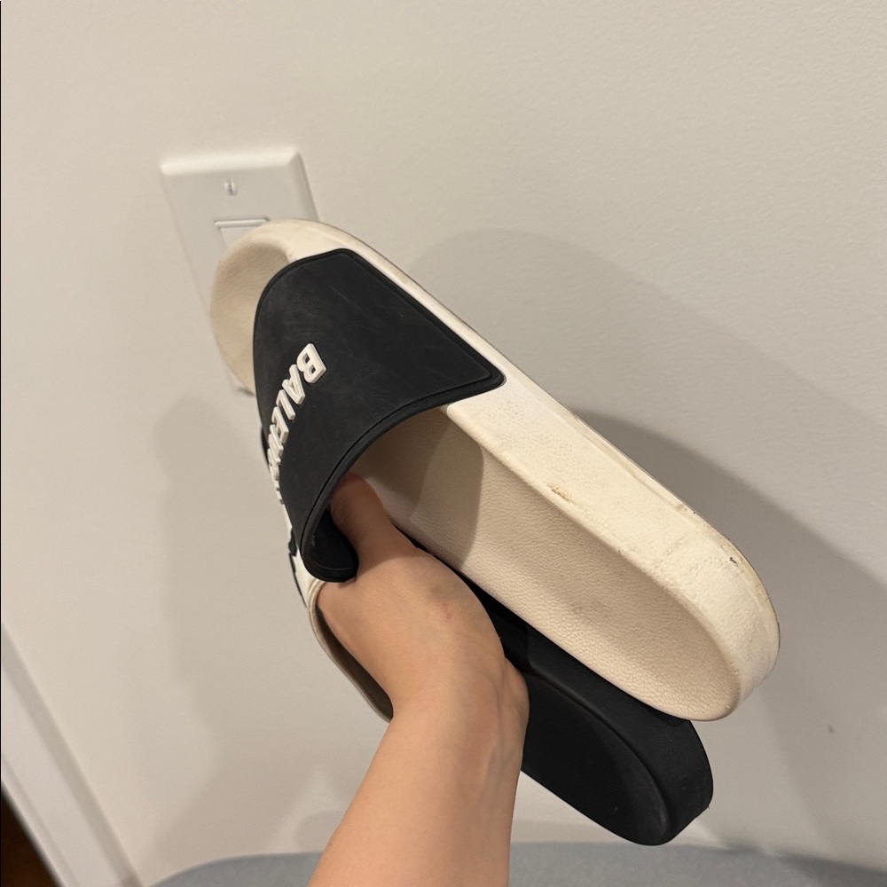Balenciaga Dual-Tone Black and Cream Slides - Picture 6 of 8